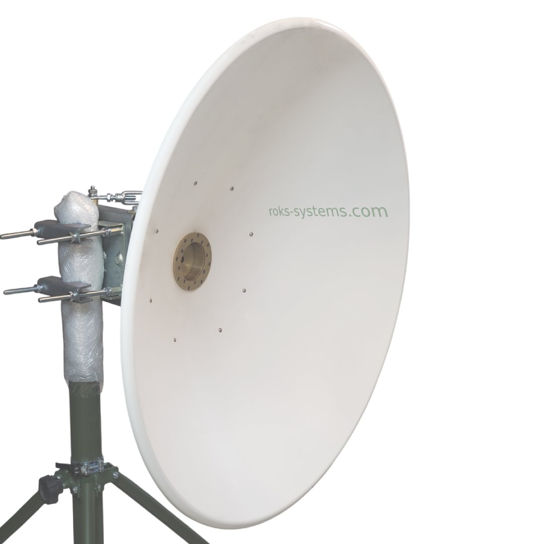 0.9 m directed parabolic antenna 2-15.5 GHz, RHCP/LHCP circular polarization, 6 feed horns, low sidelobes ≤–14.5 dB