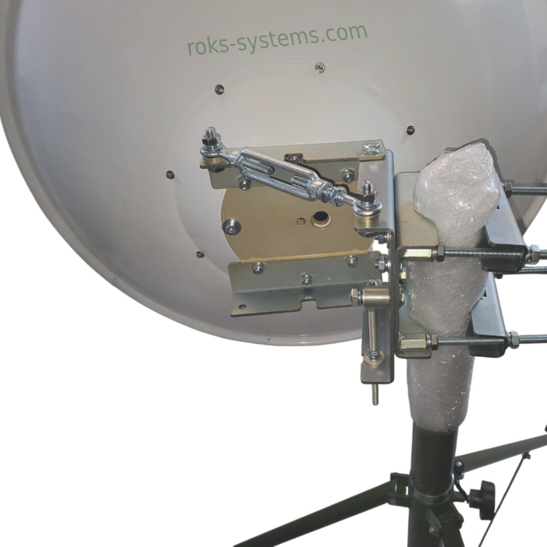 0.9 m parabolic antenna 2-15.5 GHz, RHCP/LHCP circular polarization, stable patterns, 6 interchangeable feed horns